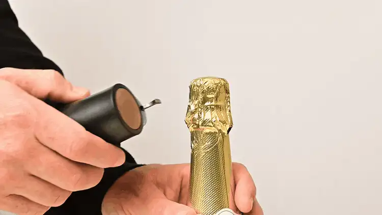 内蔵のワイヤーオープナーでワイヤーを外す様子